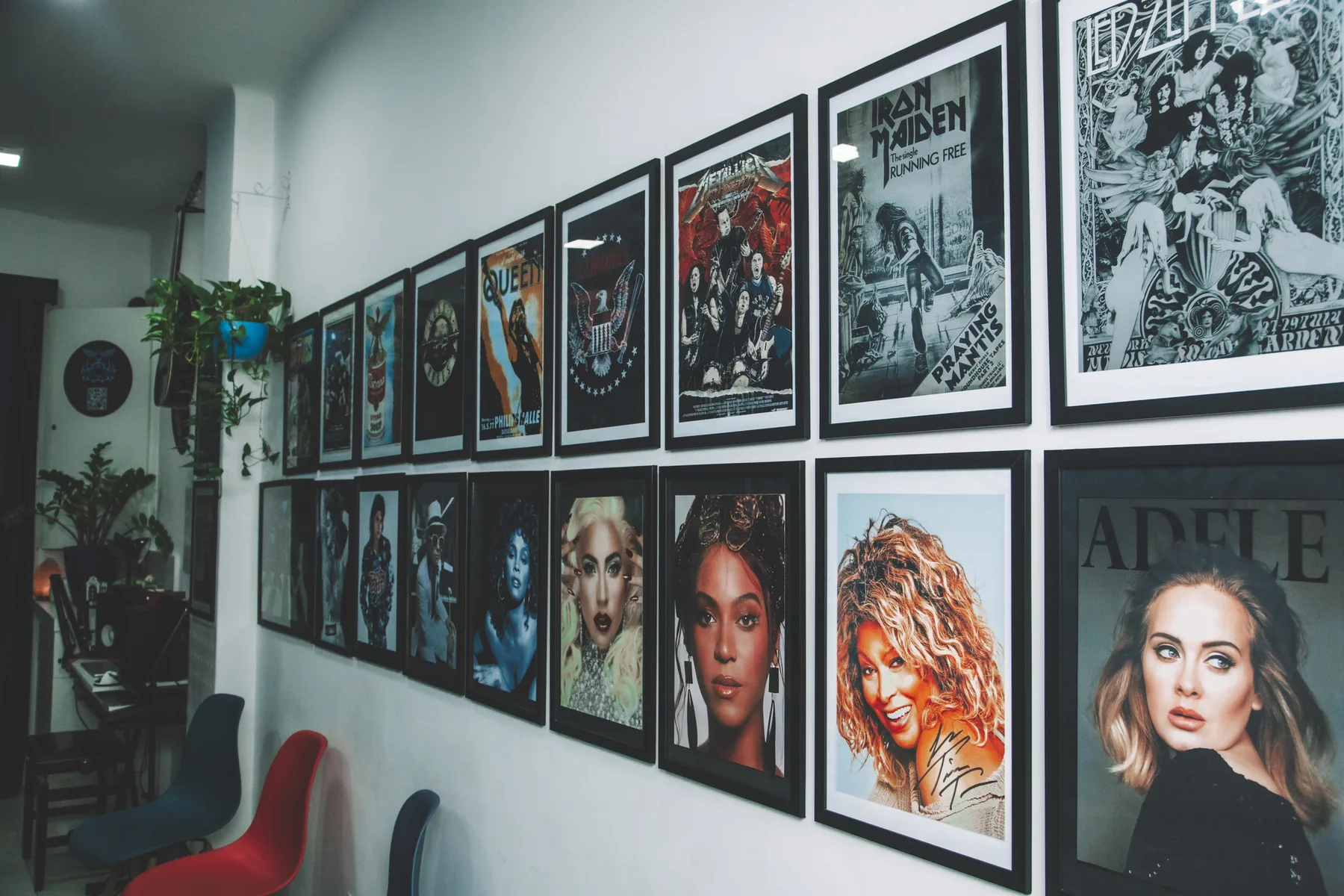 Parede de pôsteres de artistas na sala de aula do Granaqüer Estúdio de Canto