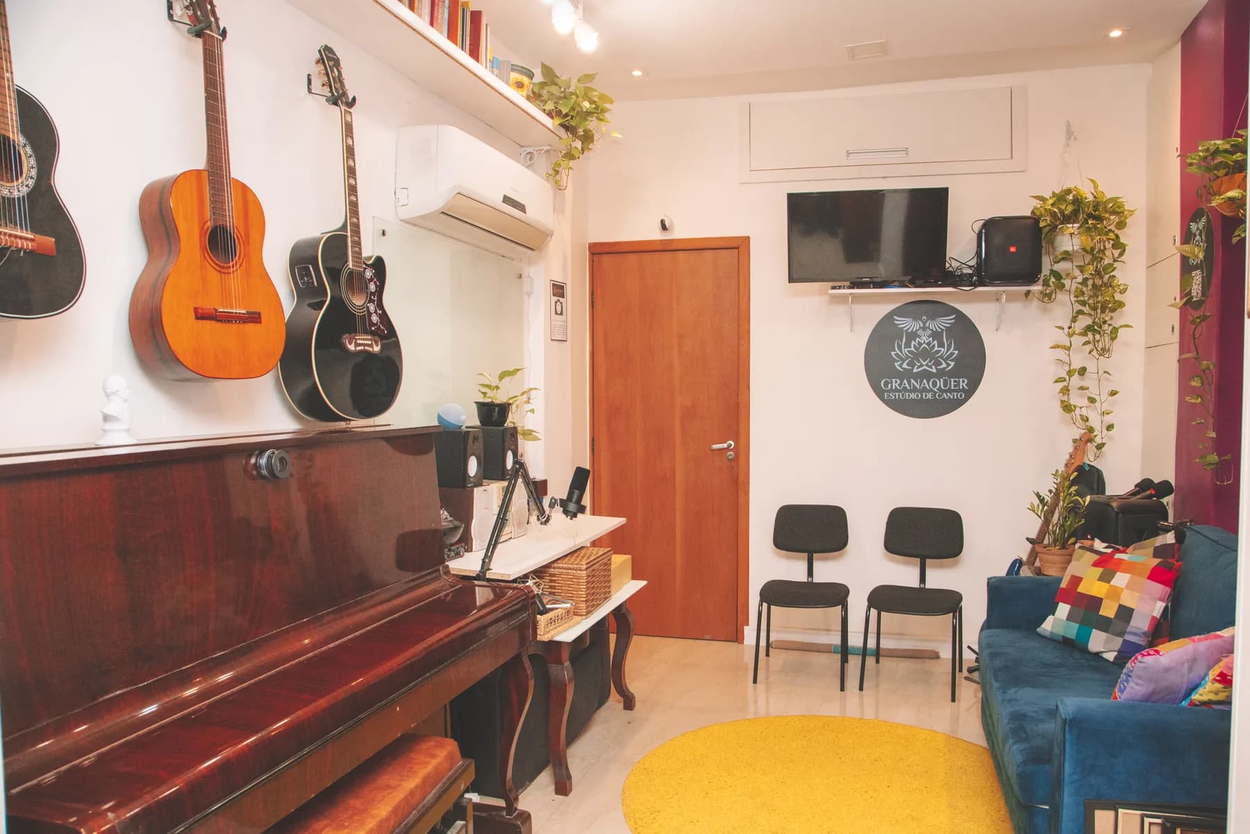 Piano e violões do Granaqüer Estúdio de Canto, na segunda sala de aula