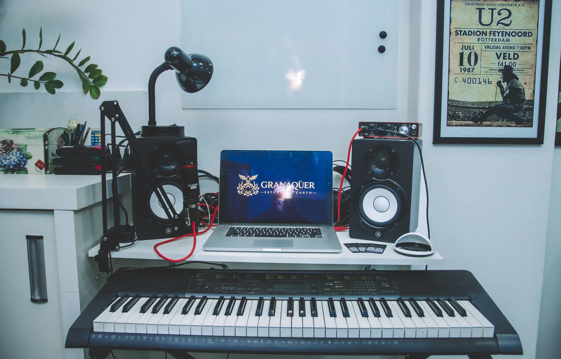 Estação de trabalho do Granaqüer: teclado, notebook, microfone condensador e monitores de áudio